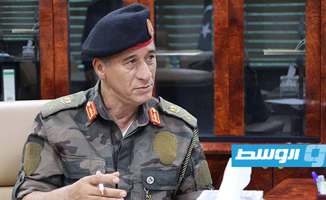 آمر قوة مكافحة الإرهاب اللواء محمد الزين خلال لقائه مع المنفي، الأربعاء 25 مايو 2022. (المجلس الرئاسي)