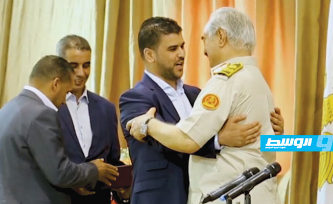 بالفيديو: النقيب فرج قعيم يسلم درع تكريم للقائد العام للجيش المشير خليفة حفتر