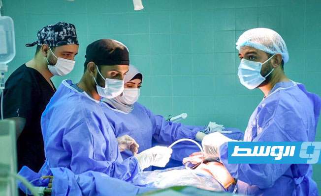 الفريق الطبي بقسم المسالك البولية بمركز طبرق الطبي أثناء إجراء الجراحة. (المركز)