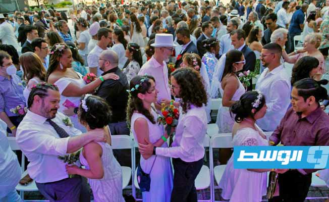 500 زوج يكافحون «آثار كوفيد النفسية» بحفل زفاف جماعي