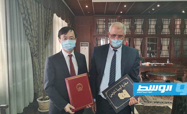 السفارة الصينية تسلم شحنة المساعدات الطبية إلى السفارة الليبية في تونس