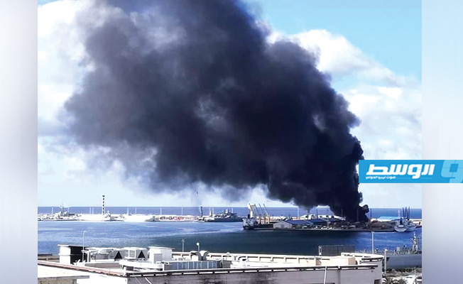 دخان كثيف يتصاعد من ميناء طرابلس بعد سقوط قذائف عليه، 18 فبراير 2020 (صورة متداولة على صفحات ليبية بموقع فيسبوك)