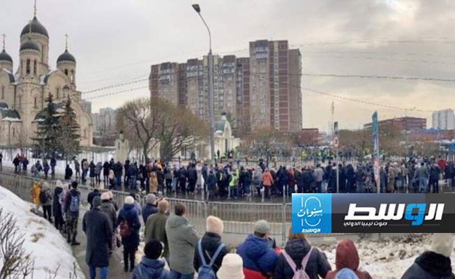 وصول جثمان نافالني لكنيسة في موسكو وسط آلاف المحتشدين للمشاركة في الجنازة
