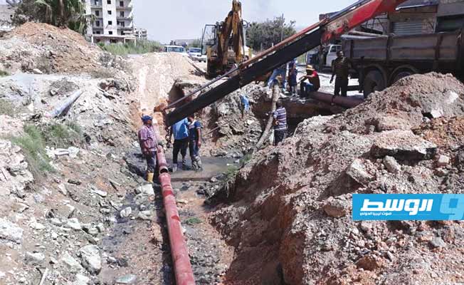 أعمال صيانة خطوط المياه الرئيسية المتضررة بشارع الإسكندرية بالقرب من الفندق البلدي. (بلدية بنغازي)