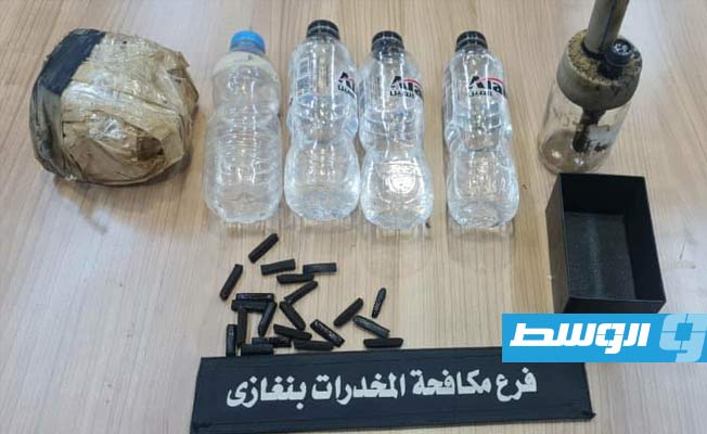 ضبط متهم بترويج المخدرات والخمور في بنغازي