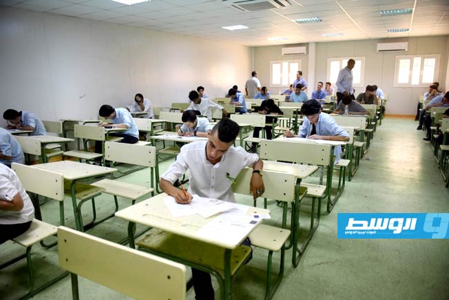 الطلاب يؤدون الامتحان في أحد لجان الثانوية العامة. (وزارة التعليم بحكومة الوفاق)