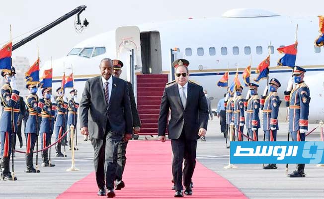الرئيس المصري عبد الفتاح السيسي (يمين) يستقبل الفريق أول عبد الفتاح البرهان. (الإنترنت)