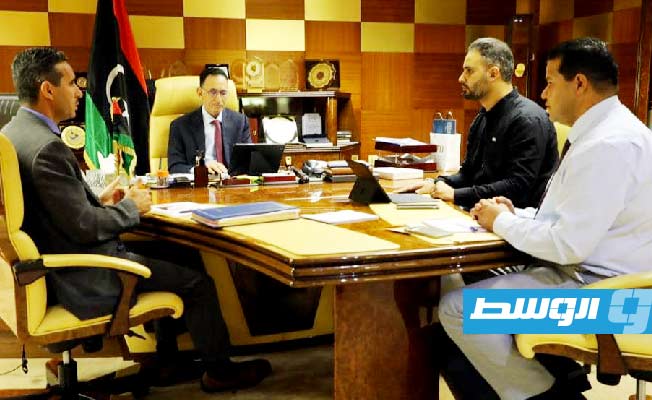 جانب من اجتماع وزير الاقتصاد والتجارة بحكومة الوحدة الوطنية محمد الحويج لاستعراض الاستعدادات لإطلاق المنصات الإلكترونية بشبكة ليبيا للتجارة (صفحة الوزارة على فيسبوك)