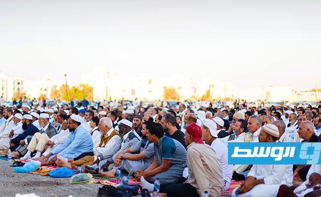 بالصور.. مئات الليبيين يؤدون صلاة العيد في زوارة