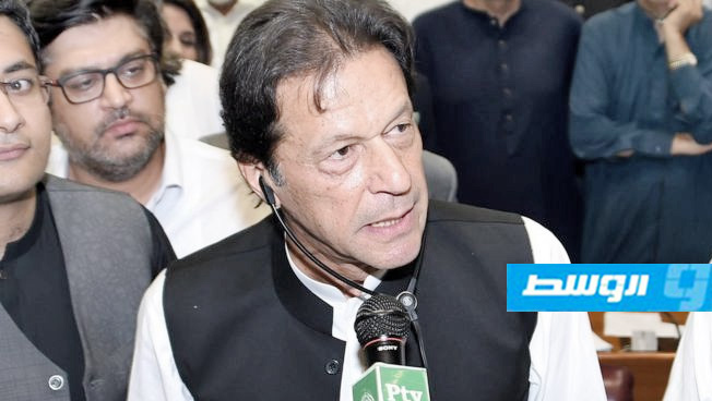رئيس وزراء باكستان ينجو من إجراء للإطاحة به