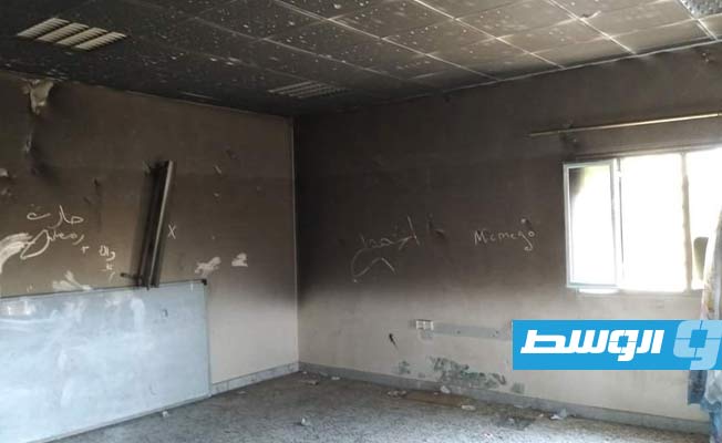 آثار الحريق بمدرسة صلاح الدين الأيوبي للتعليم الأساسي ببني وليد. (الإنترنت)