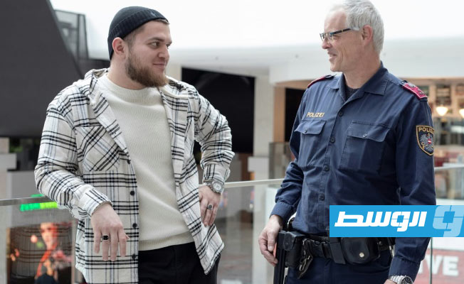الشرطي والشيشاني ثنائي يلقى نجاحا على «تيك توك» بالنمسا