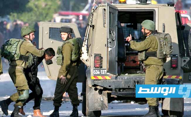 إصابة فلسطيني واعتقال 20 في مداهمات للاحتلال الإسرائيلي بالضفة الغربية