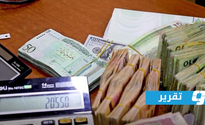 ضريبة مقبلة على الدولار في ليبيا.. تساؤلات عن مصير الدينار