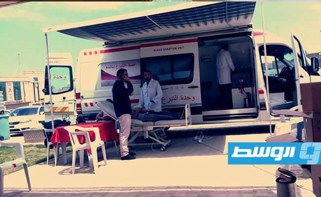 «الهلال الأحمر» تسلم كمية من المشغلات إلى مصرف الدم في مصراتة