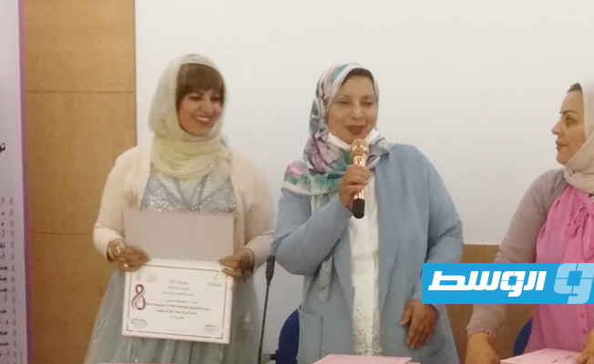 الاذاعية عائشة الحاجي تستلم شهادة تقدير الكاتبة فاطمة الحاجي (بوابة الوسط)