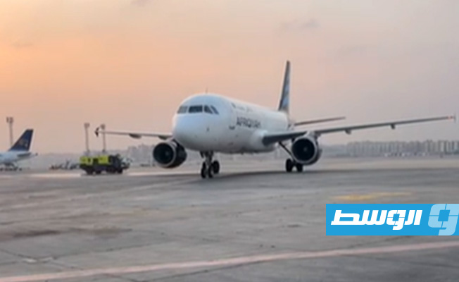 استقبال طائرة الخطوط الأفريقية القادمة من طرابلس بمطار القاهرة، الخميس 30 سبتمبر 2021. (بوابة الوسط)