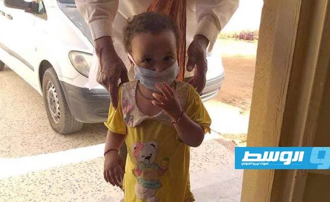 أحد الأطفال المترددين على العيادة المتنقلة. (الأمانة العامة لجمعية الهلال الأحمر الليبي)