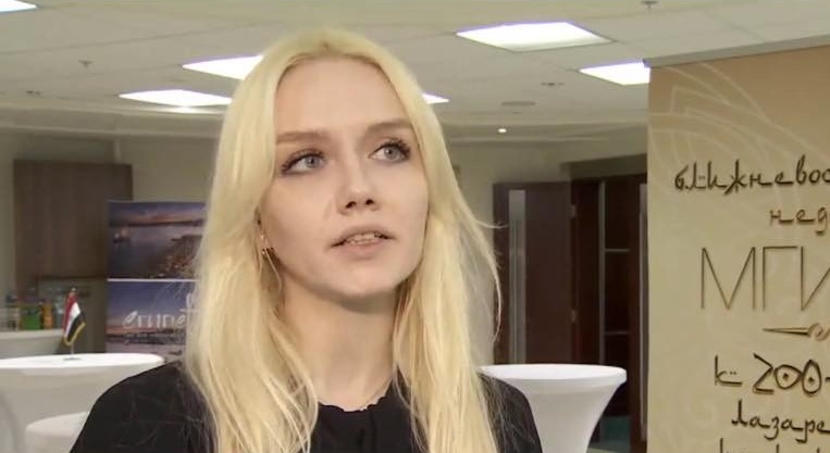 نقل مراهقة روسية متهمة بـ«التطرف» من السجن إلى الإقــامة الجـبرية بعد تظاهرات