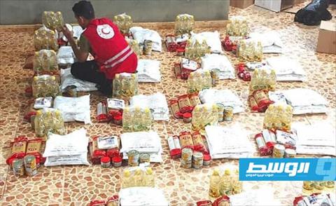 الهلال الأحمر يوزع مساعدات غذائية على الأهالي في توكرة
