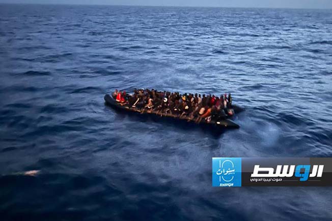 قارب يحمل مهاجرين غير شرعيين شمال منطقة القره بوللي، الخميس 28 مارس 2024 (وزارة الداخلية)