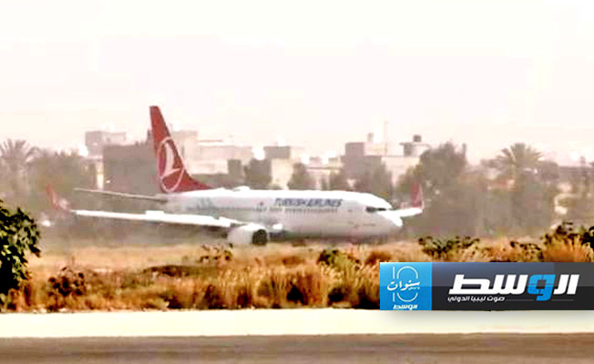 لحظة هبوط طائرة الخطوط الجوية التركية بمطار معيتيقة في طرابلس، الخميس 28 مارس 2024. (حكومتنا)