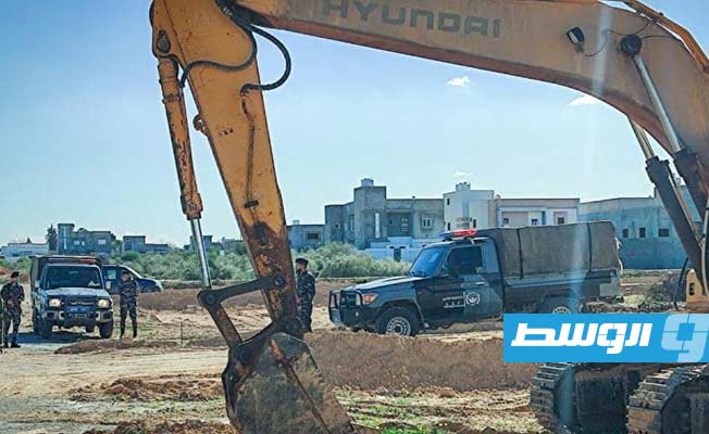 جانب من عملية إزالة التعديات على مشروع محطة مياه عين زارة (وزارة الداخلية)