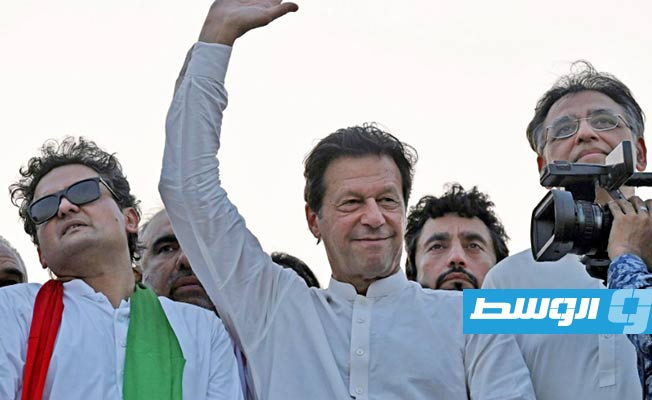 الشرطة الباكستانية تقتحم مقر إقامة رئيس الوزراء السابق عمران خان