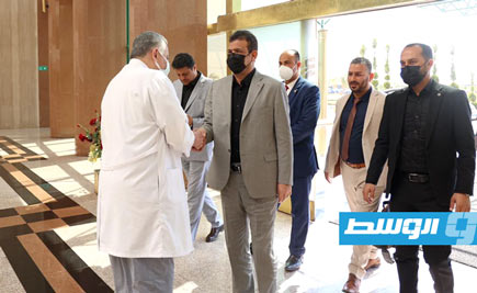 من زيارة أبوجناح للمركز الطبي العالمي، 26 مارس 2022. (صفحة أبوجناح على فيسبوك)