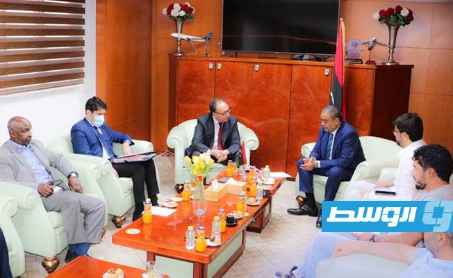 جانب من اجتماع وزير المواصلات محمد سالم الشهوبي والسفير التونسي لدى ليبيا الأسعد العجيلي (صفحة الوزارة على فيسبوك)