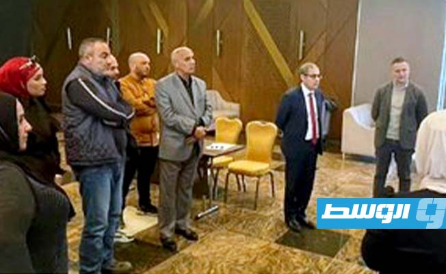 القائم بالأعمال الأميركي مع مسؤولي المطارات الليبية المشاركين في التدريب الذي نظمته الولايات المتحدة، الثلاثاء 28 نوفمبر 2023. (السفارة الأميركية)