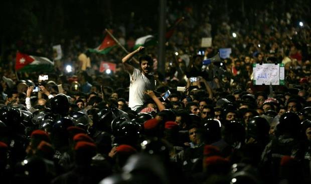 عاهل الأردن يستدعي رئيس الحكومة مع استمرار الاحتجاجات الشعبية