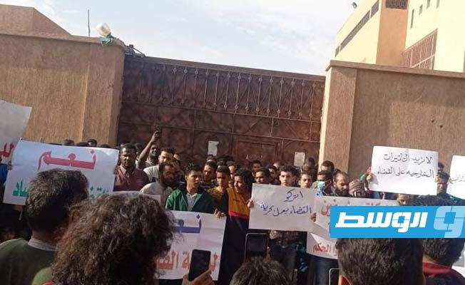 الوقفة الاحتجاجية لأنصار سيف القذافي أمام مجمع المحاكم في سبها، الإثنين 29 نوفمبر 2021. (الإنترنت)