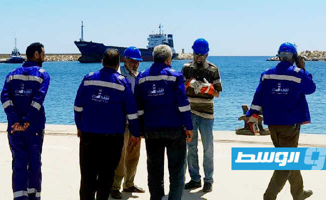 مجموعة من العاملون بميناء درنة يستقبلون السفينة «MOHAMMED S» المحملة بالبضائع، 24 يونيو 2023. (تصوير: علي طرفاية)