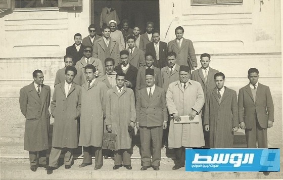 الاستاذ محمد فريد سيالة الثالث من الصف الثاني مع مدرسي مدينة طرابلس سنة 1954