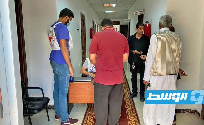 بدء توزيع بطاقات مصرفية على أسر نازحة في بنغازي, 8 نوفمبر 2020. (اللجنة الدولية للصليب الأحمر)