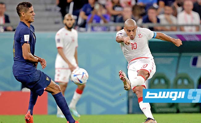 تسديدة من لاعب المنتخب التونسي وهبي الخزري في لقاء فرنسا بكأس العالم، 30 نوفمبر 2022. (الإنترنت)