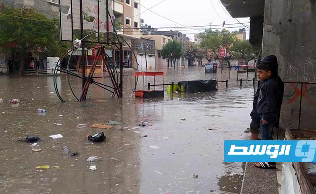 عالقون في المنازل والشوارع عقب سقوط الأمطار الغزيرة في قطاع غزة. (الإنترنت)