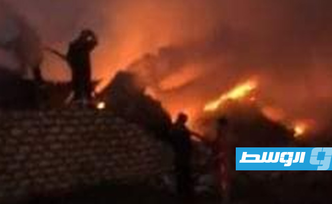 عناصر الإطفاء يحاولون السيطرة وإخماد حريق مخزن المفروشات بقصر بن غشير. (الإنترنت)