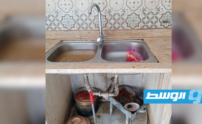 بالصور: مياه ملوثة بمكان تحضير العجين في أحد مخابز أبوسليم