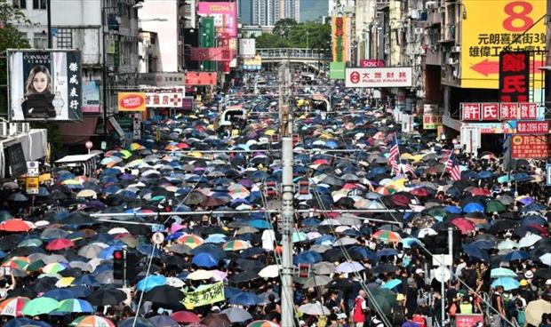 متظاهرو هونغ كونغ يتحدون حظرا ويخرجون إلى الشارع