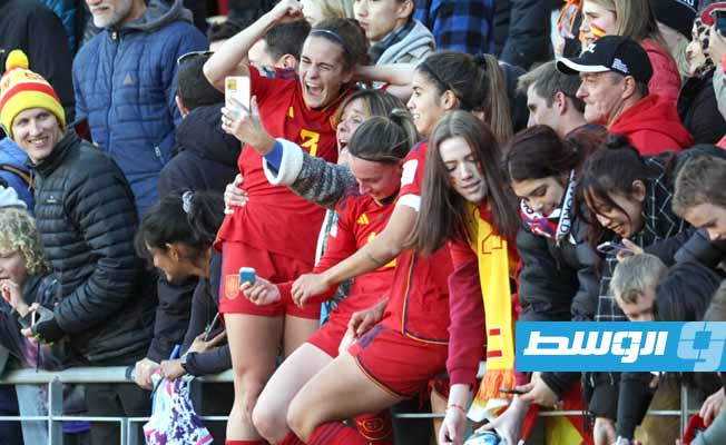 لاعبات إسبانيا يحتفلن مع الجماهير بعد فوزهن على هولندا وتأهلهن إلى نصف نهائي مونديال السيدات لكرة القدم، 11 أغسطس 2023 (أ ف ب)