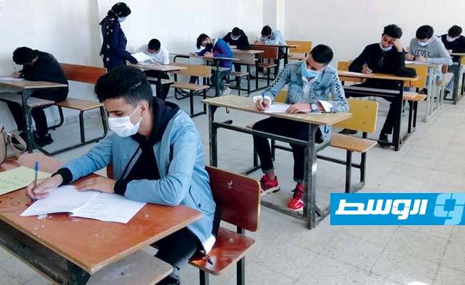 طلاب الثانوية ببلدية أبو سليم أثناء أداء الامتحانات, 3 نوفمبر 2020. (تعليم الوفاق)