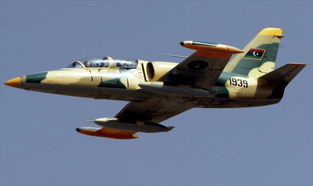 طائرات سلاح الجو الليبي تلقي منشورات على مدينة درنة
