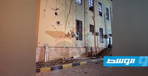 آثار القصف على جدار مستشفى طرابلس، (مركز الطب الميداني)