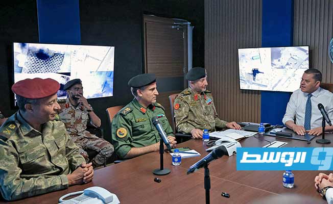الدبيبة والحداد وعدد من القادة العسكريين يستعرضون مجريات العملية الأمنية في مناطق الغرب الليبي، الأربعاء 31 مايو 2023 (حكومة الوحدة الوطنية)