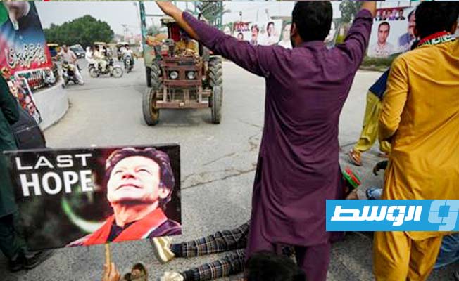 رئيس الوزراء الباكستاني السابق عمران خان يتعافى في المستشفى بعد محاولة اغتياله