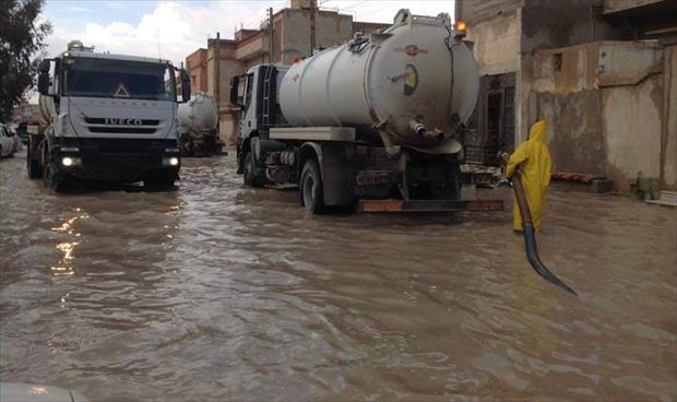 شركة الصرف الصحي تواصل كسح مياه الأمطار من شوارع أجدابيا