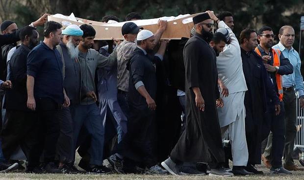 بدء مراسم دفن ضحايا مذبحة المسجدين بنيوزيلندا (فيديو)