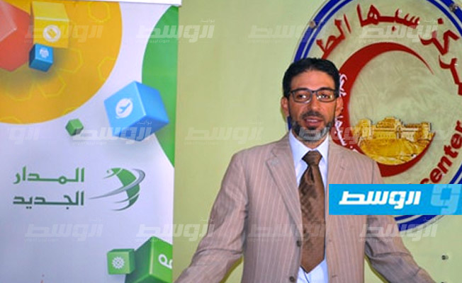 مدير وحدة الإعلام والعلاقات بشركة «المدار» عادل أبوغرارة، خلال الإعلان عن إطلاق الحملة في مؤتمر صحفي. (تصوير: رمضان كرنفودة)